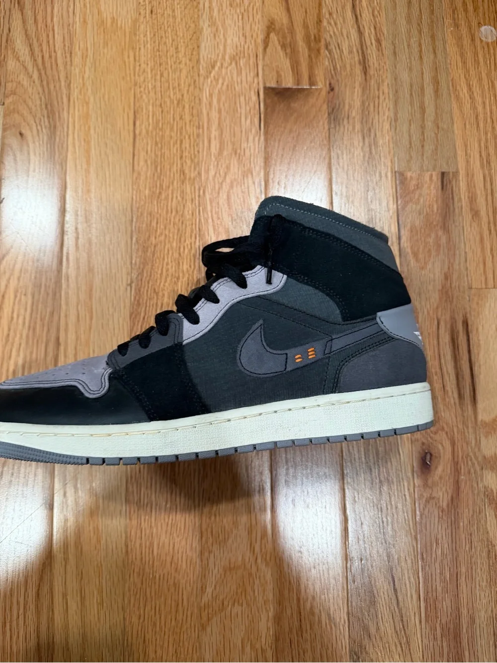 Jordan Air Jordan 1 Mid SE Craft Black/Grey Sneaker Box